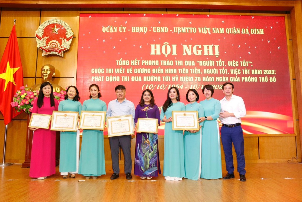 Thầy cô giáo trường THCS Nguyễn Tri Phương (Ba Đình) vinh dự được trao tặng danh hiệu “Người tốt, việc tốt” năm 2023