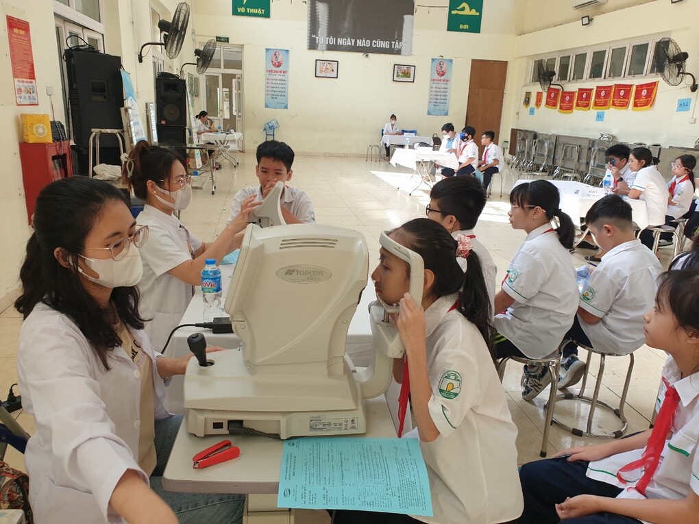 Trường THCS Nguyễn Tri Phương kết hợp với Bệnh viện mắt kĩ thuật cao Hitec tiến hành khám mắt cho học sinh.