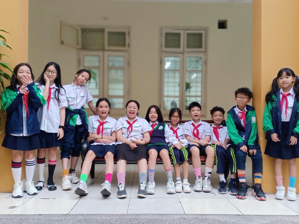 Nụ cười trường THCS Nguyễn Tri Phương (Ba Đình) trong ngày tất lẻ - Odd socks day