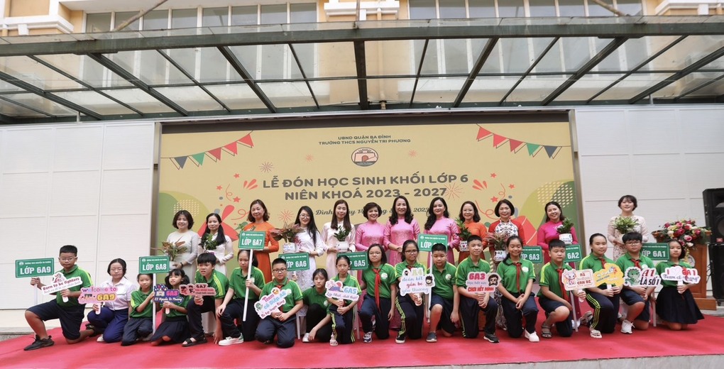 Trường THCS Nguyễn Tri Phương tổ chức thành công lễ đón học sinh lớp 6 và vinh danh học sinh lớp 9 có thành tích xuất sắc trong kì thi vào 10 THPT