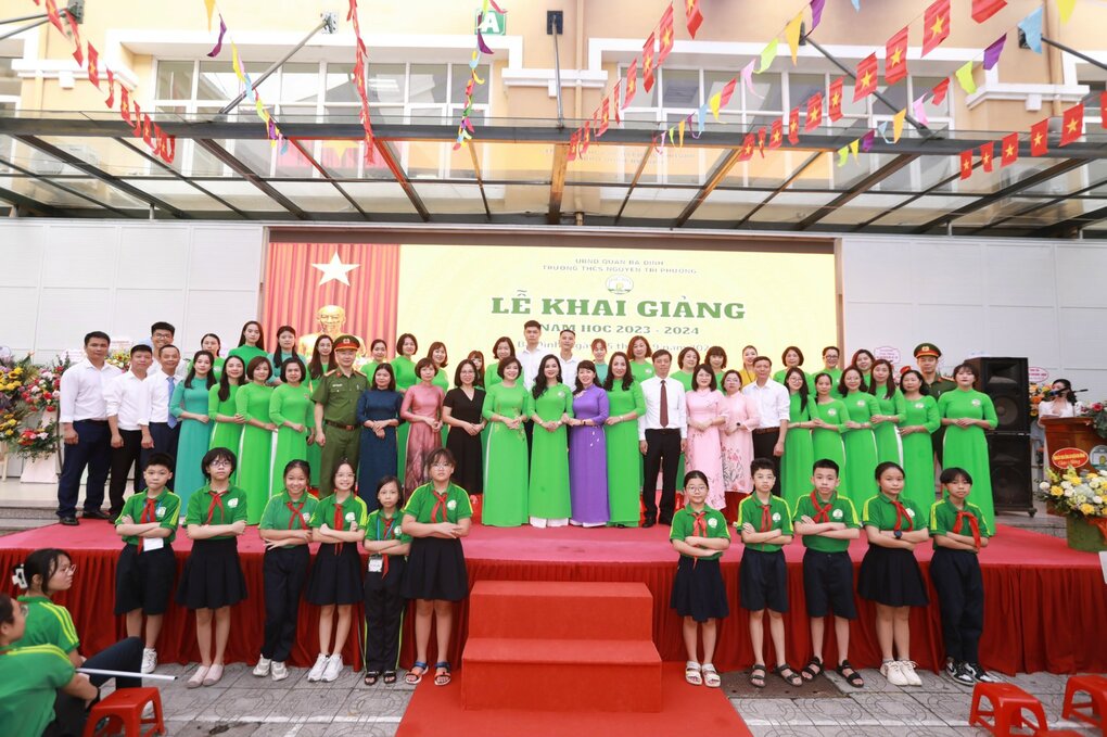 Thầy và trò trường Trung học Cơ sở Nguyễn Tri Phương tưng bừng đón chào năm học mới 2023-2024.
