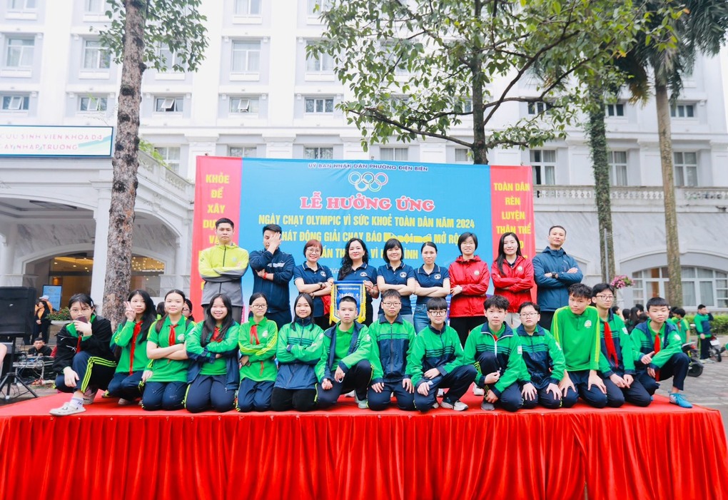 Giáo viên, học sinh trường THCS Nguyễn Tri Phương tham gia chạy Olympic vì sức khỏe toàn dân cùng nhân dân phường Quán Thánh và Điện Biên