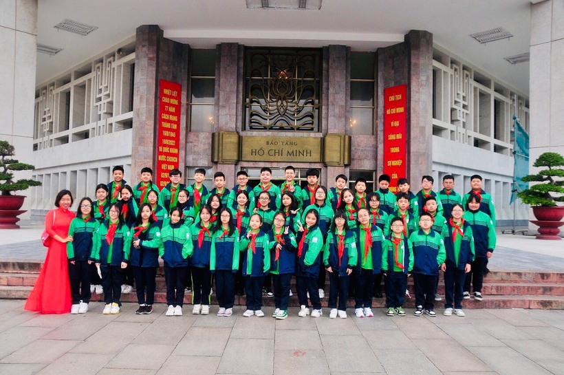 Tập thể 6A2 cùng cô chủ nhiệm Ngô Thị Lan Anh, tham gia trải nghiệm tại Bảo tàng Hồ Chí Minh.